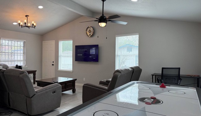 Close to Lackland Air hockey 4 king bed rooms w/tv