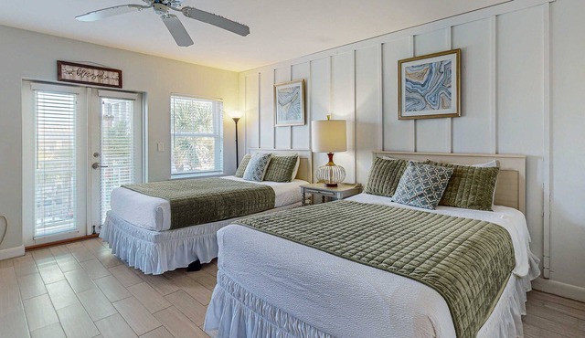 Comfortable condo with kitchenette, community pools & hot tub - walk to the beach
