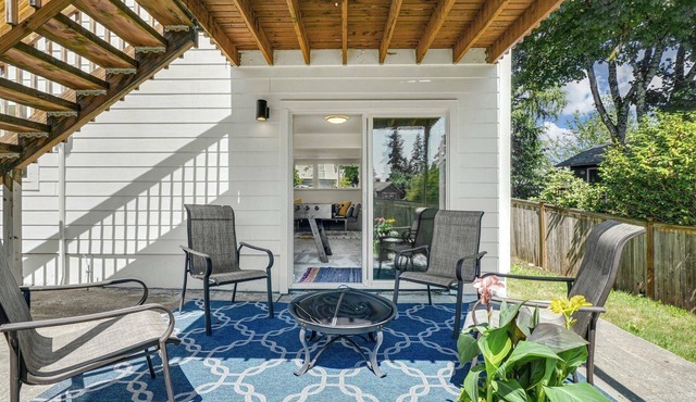 Contemporary Kirkland Gem Welcomes you Home