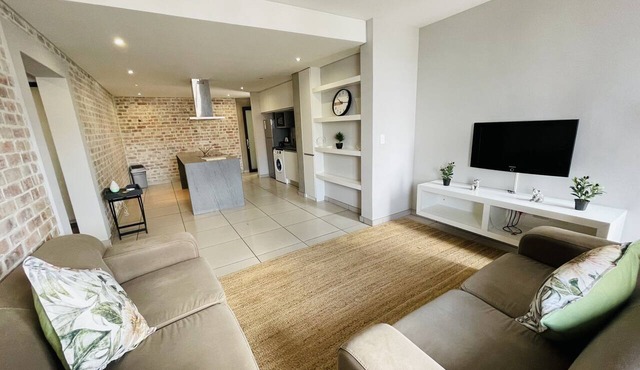 Cosy 2 bedroom opposite Grove & Lady Pohamba