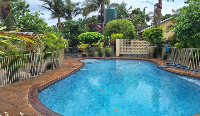 Cosy 6 Bedroomed Guest House with a Jet Hot Tub and an Outdoor Swimming Pool