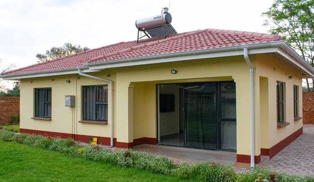 Cosy home near airport comfy beds family friendly entire house