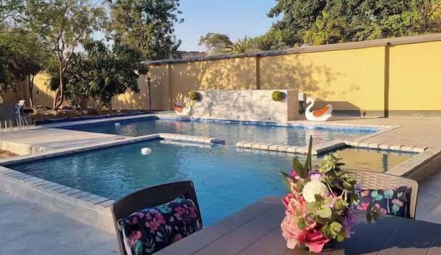 Cottage - Sleeps 4 - Pool - Near Airport
