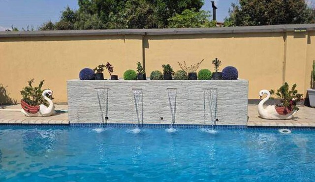 Cottage - Sleeps 4 - Pool - Near Airport