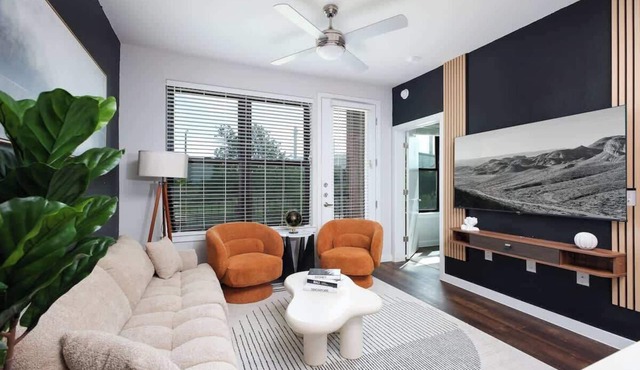 Cozy 2BR w/Gym, Parking Near Rvrwalk & Dome