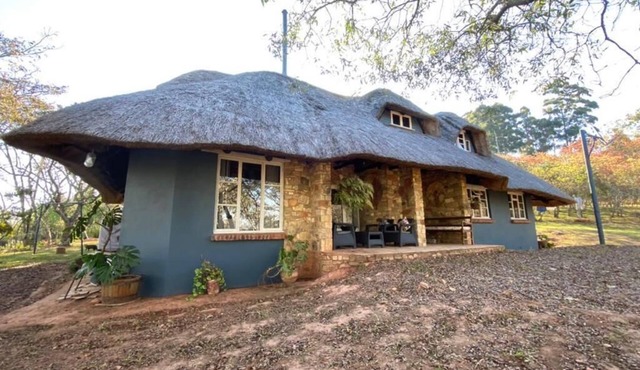 Cozy 4Bedroom Cottage with Rustic-Modern Twist, Fireplace, 2.5km nr Bridal falls