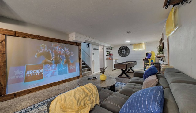 Cozy Downtown Retreat: Hot Tub, Theater, Shuffleboard, Mini Golf, Games, Dogs OK