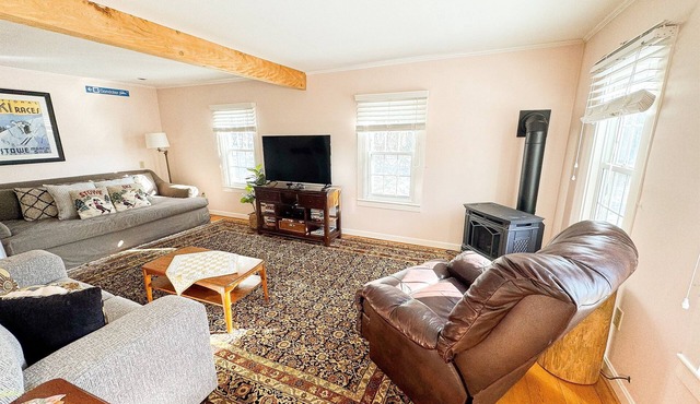 Cozy Farmhouse - Close to skiing!