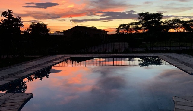 Cozy, quiet and beautiful two bedroom gated cottage. Full kitchen & pool access.