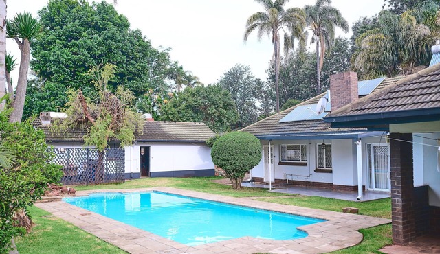 Cozy Suburban Home with big pool, <5 minutes to City, Avondale/Groombridge shops