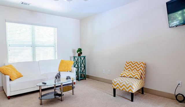 Cozy townhouse in the heart of the city!