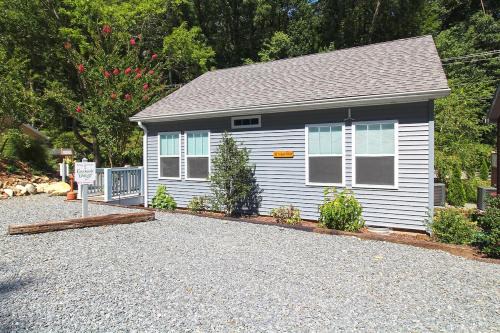 Creekside Delight Beautifully Equipped Creekside Cottage