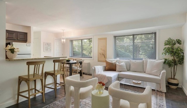 Crystal City Charm 2BR/Free Parking 104
