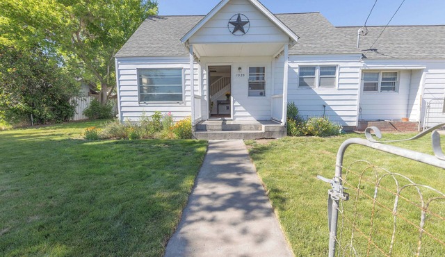 Daffodil House 3-bedrooms in welcoming Prineville perfect for relaxing
