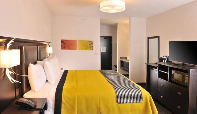 Deluxe King Suite In Stoney Creek Kansas City, Hot indoor/outdoor pool