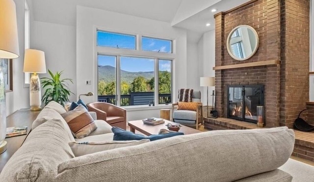 DESIGNER STOWE home: PRIME LOCATION, private hot tub with views
