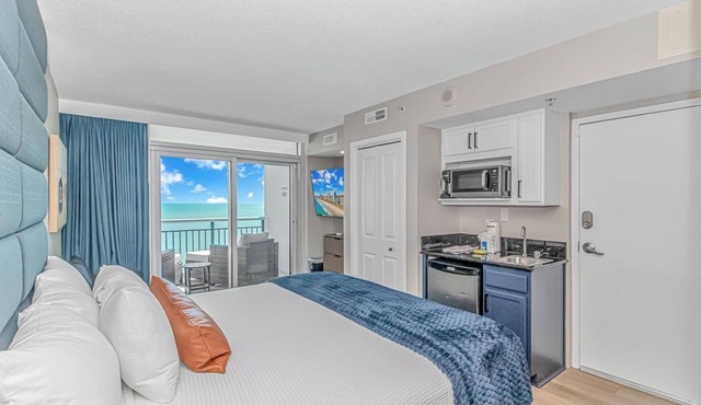 Direct Ocean Front Studio Newly Renovated!
