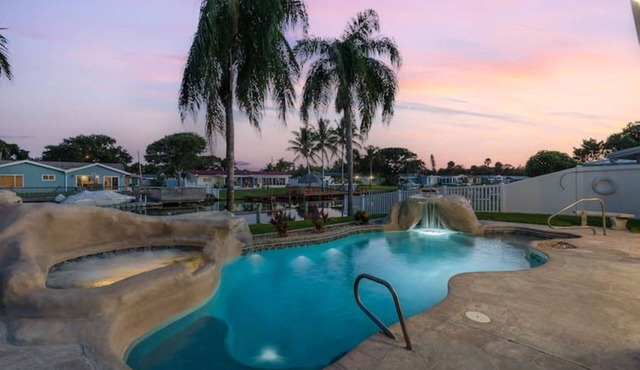 Dock, Kayaks, Pool, JACUZZI, ping pong, billiards, all beach gear, and more!