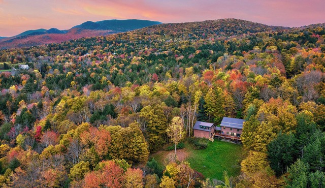 Dug's House: 4 br, pet friendly, deck w/Mansfield views!