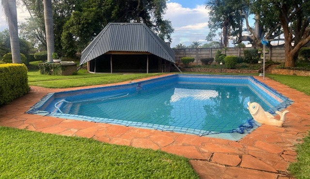Elegant 3-Bed Cottage, Shared Pool, Prime Location