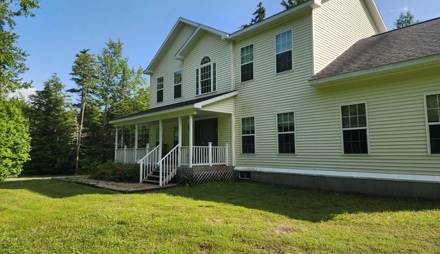 Elegant house in quiet neighborhood, close to ski mountains, gas fireplace, wifi