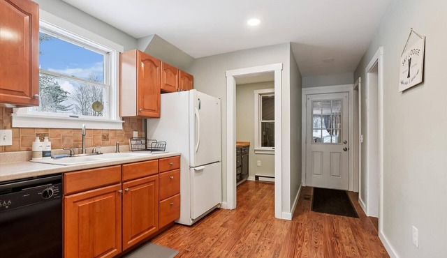Elmore Meadows: 3 br, peaceful country setting, wood stove, a/c, firepit!