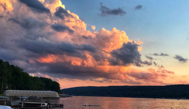 Enjoy spectacular sunsets on the Keuka Wine Trail! Charming & pet friendly!