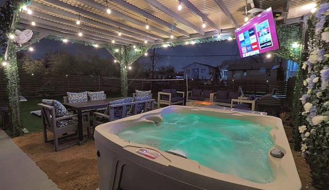 Epic Home-Hot Tub-Near DWTN -Games-Sleeps 16-Discounted Fall and Winter Rates!
