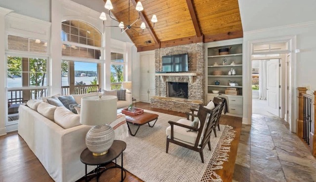 Escape To Wildwood @ This 5+BR/4B Luxury Lake Home