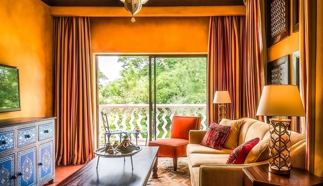 Experience Victoria Falls Scenic Adventure! Outdoor Pool, Spa and Free Parking!