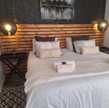 EXQUISITE PRIVATE LUXURY SUITE WITH KING BED at BOKMAKIERIE VILLAS