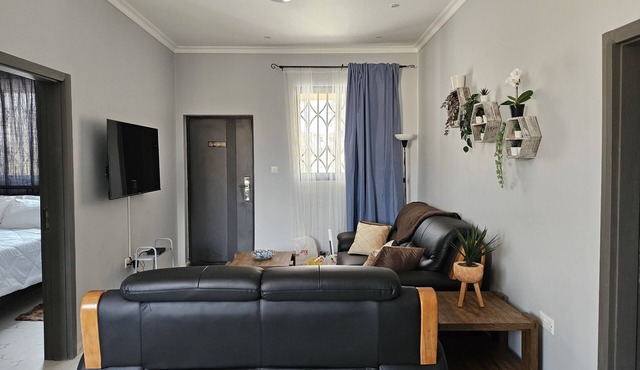 Family & business friendly solar powered luxury 2 bed home with private pool