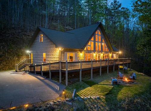 Fontana Lake-Access Cabin, Pet-Friendly, Game Room