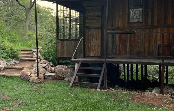 Glocke Mountain Camp, Cabin