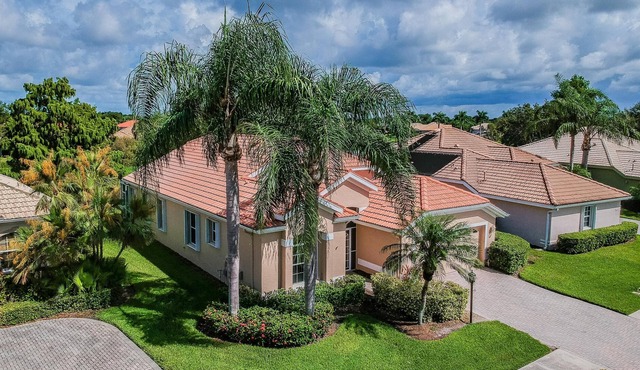 Gorgeous 3 bedroom, 2 bathroom villa with amazing lake views