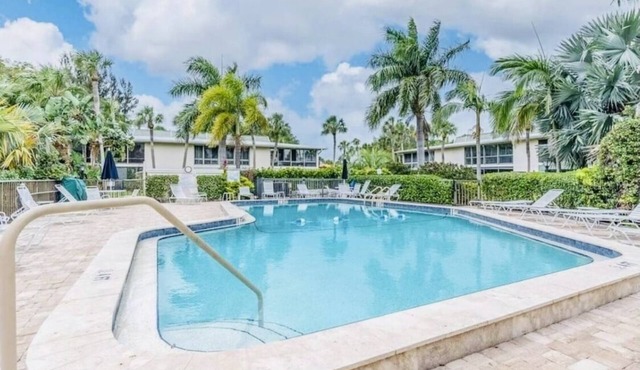 Gorgeous condo one block from Manatee Beach