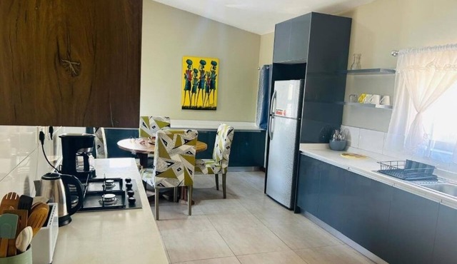 Grey Lavender - Spacious 3-Bedroom Home with Garden