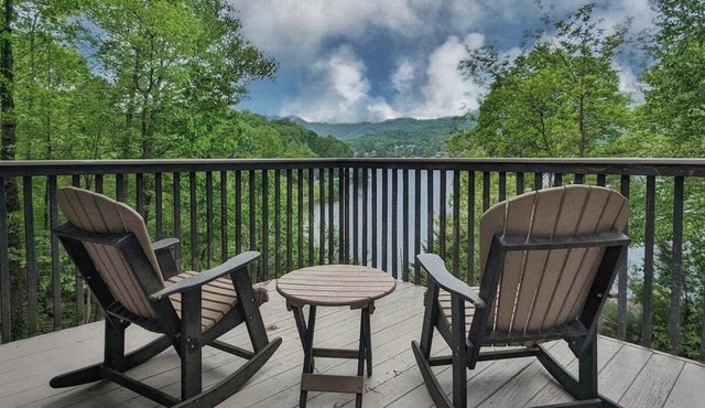 Harmony Hill/Overlooking Beautiful Lake Junalusk