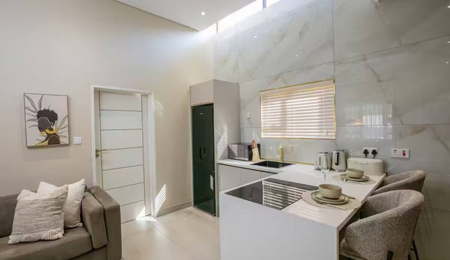 Haus Nkeke | Pool | 55" TV Netflix | 5 Min Mall