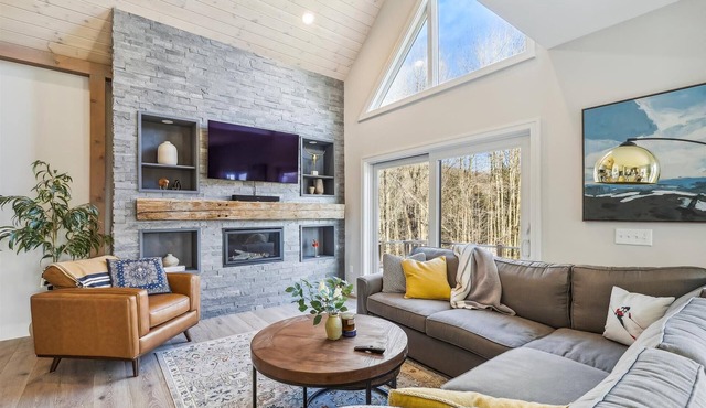 Hill House: Hilltop Retreat | 8 Min to Stowe | Hot Tub & Views