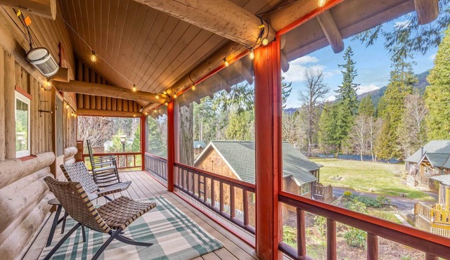 Historic Hoover Cabin in McKenzie Bridge near Loloma Lodge and Tokatee Golf Club