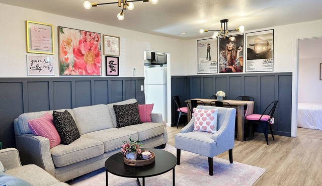 Hold My Halo Hideaway- Downtown Walk to Bars, Restaurants, Concerts, & Shopping!