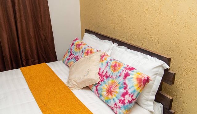 Home with Lovely Private Ensuite Rooms (4adults) Swimming Pool 5mins to Airport