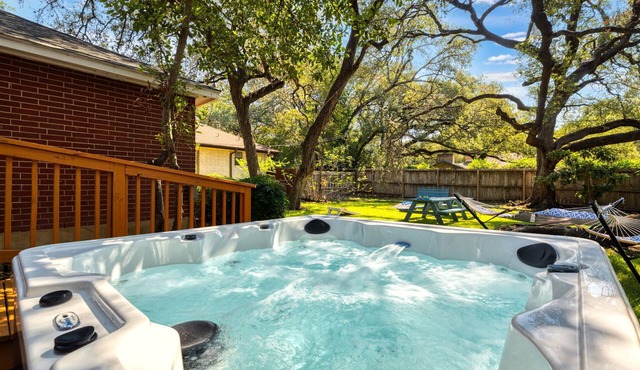 Hot Tub-Game Room-Family Retreat-Central Location-Upscale Home! Discounted Rates