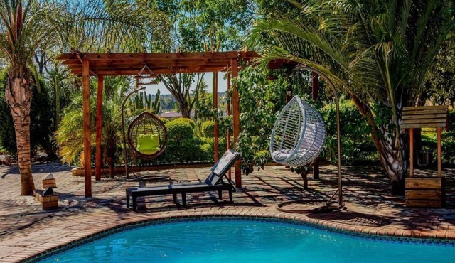 House - Sleeps 10 - Pool - Parking - Patio
