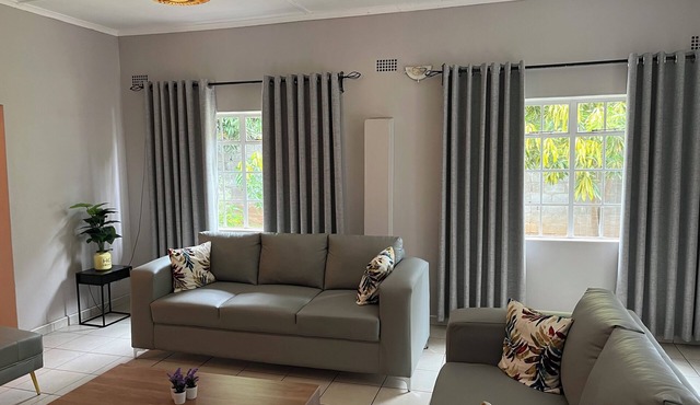 Hungwe House 4-bedrooms in amazing Victoria Falls with WiFi, AC, Pvt Pool&Garden