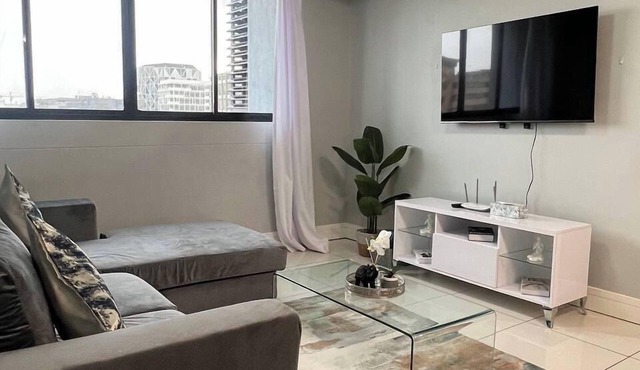 Kaitlin kJG CBD with gym&pool apartment