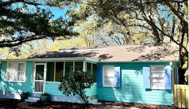 KumBaYah Cottage, marsh-side, under the Live Oaks. Hike, bike or cart to beach!