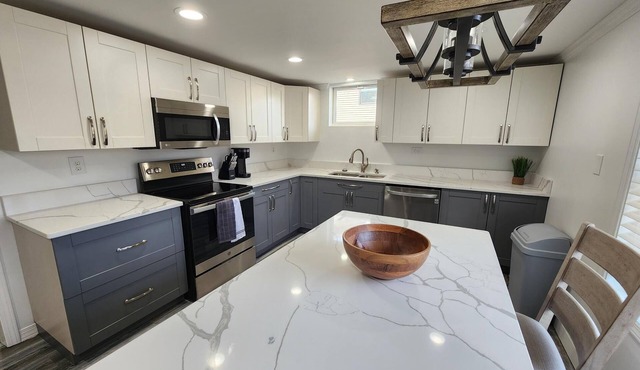 Lake Front, Family fun- Sleeps 8, Newly modern remodeled 3bed/2bath private dock