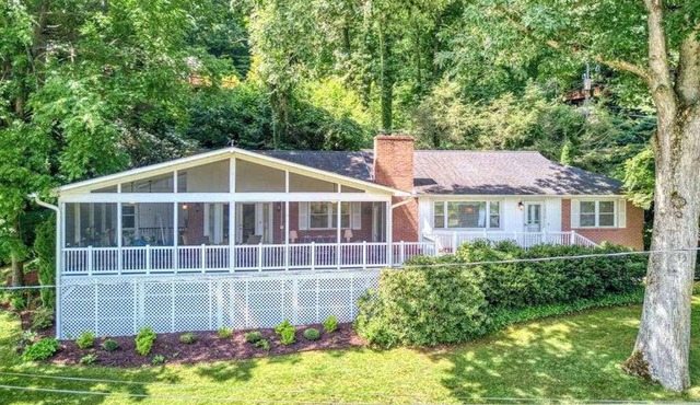 Lake Gem W/Water Views, Free WiFi, Full Kitchen, Screened-In Deck & More